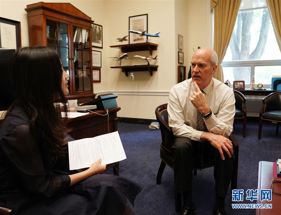 (國際·圖文互動)(1)專訪:美政府加征關(guān)稅損害美國工人與消費(fèi)者利益——訪美國國會眾議院美中工作小組共同主席拉森