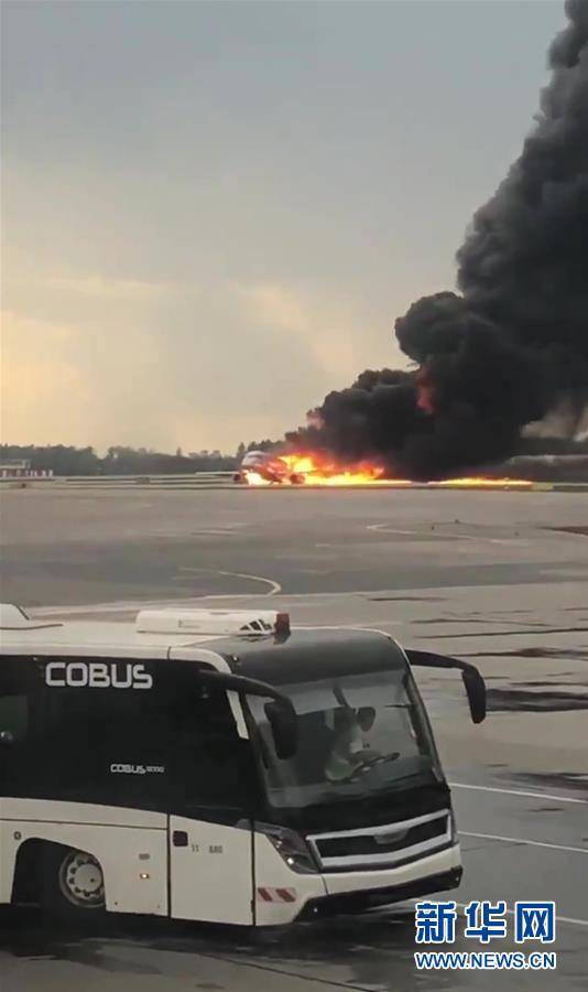 (國際)(2)一架俄羅斯客機空中起火迫降至少13人死亡