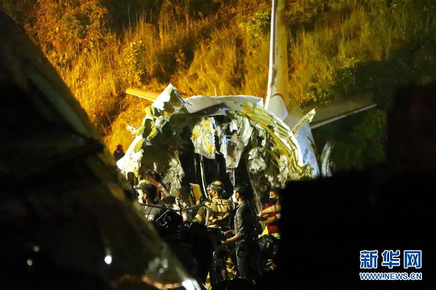 (國(guó)際)(1)印度一架客機(jī)降落時(shí)沖出跑道至少16人死亡